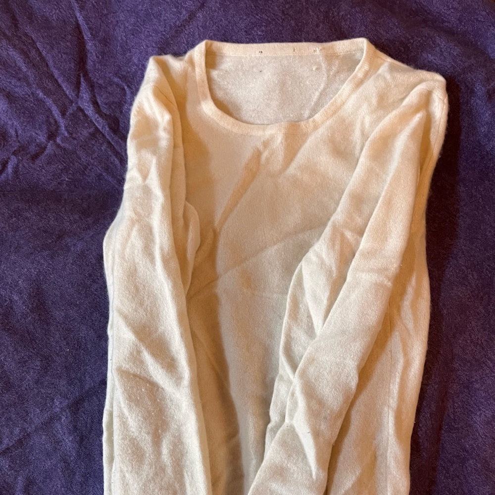 Cashmere sweater, tag removed… cream color, in good condition. Lightweight.